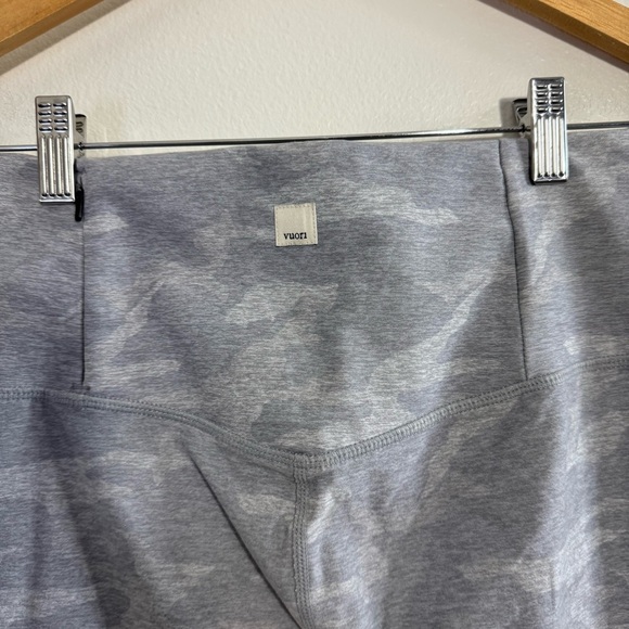 Vuori Clean Elevation Legging in Pale Heather Camo size Medium - Picture 7 of 8